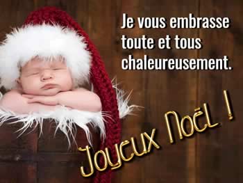 Un beau bébé dans un chapeau de Père Noël est l'image de fond pour cette carte de Noël.